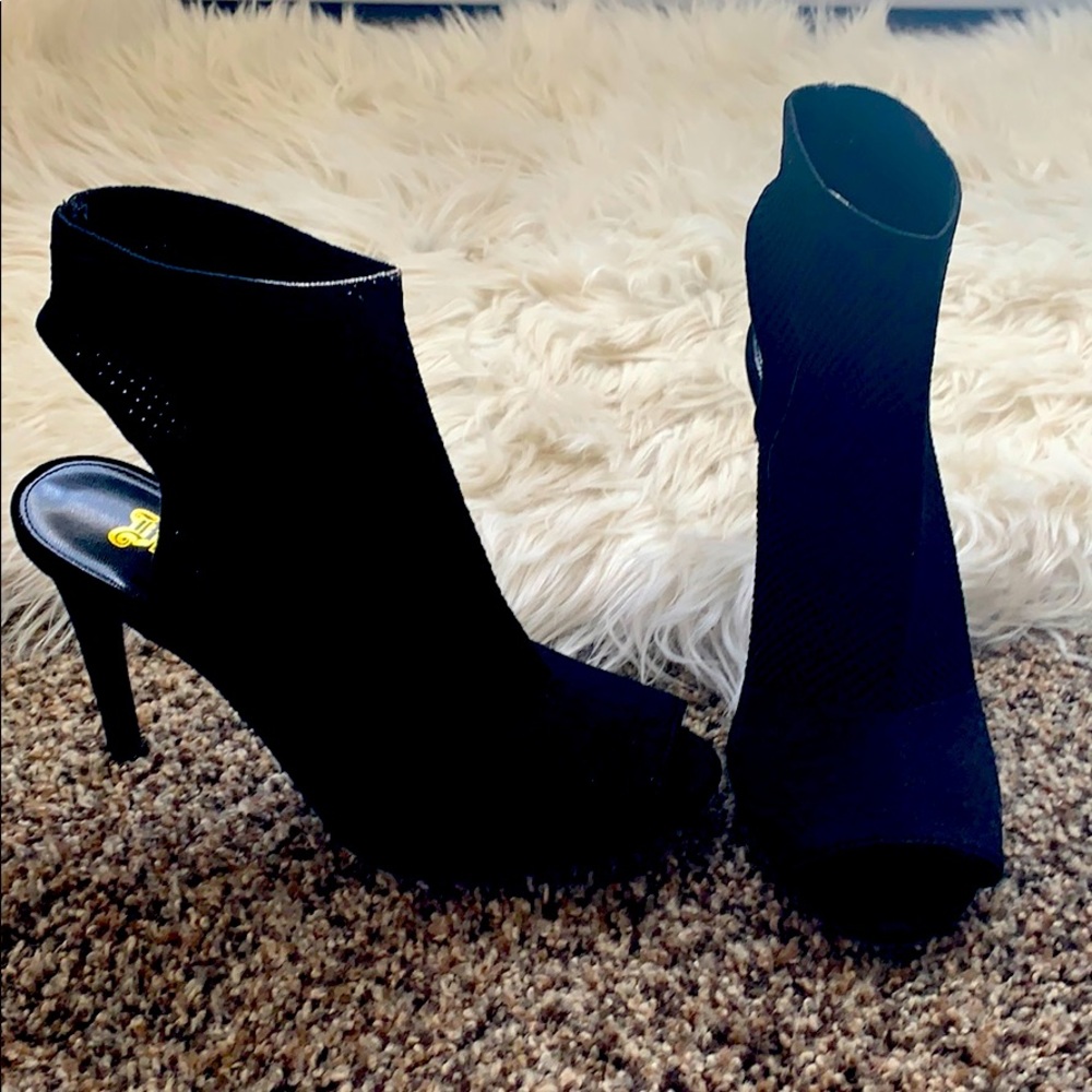 NWT black heals never worn sz7